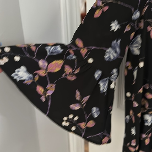 Gibson flowy blouse. size M. black with flowered design. - Picture 5 of 11